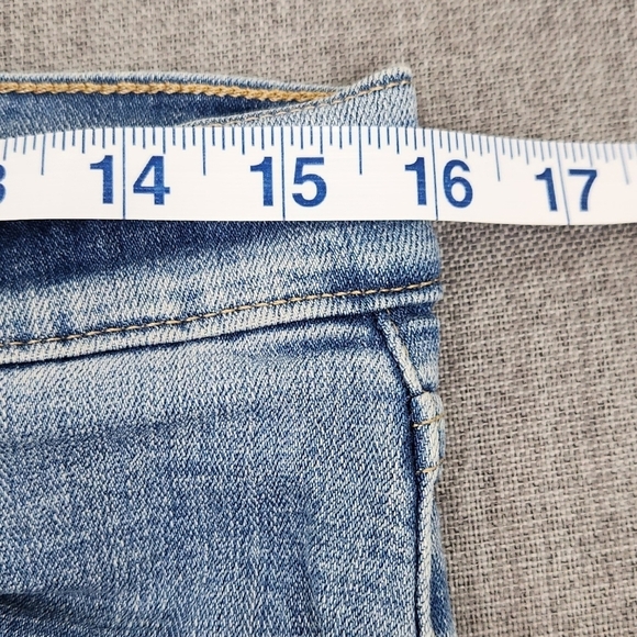 Levis Bermuda Stretch Medium Wash Denim Shorts. Size 29. - Picture 7 of 9